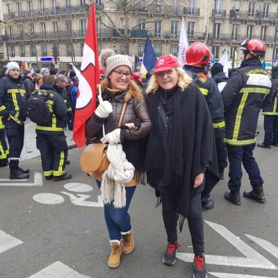 Aurore et Sandrine bien entourées - Manif retraite 2019